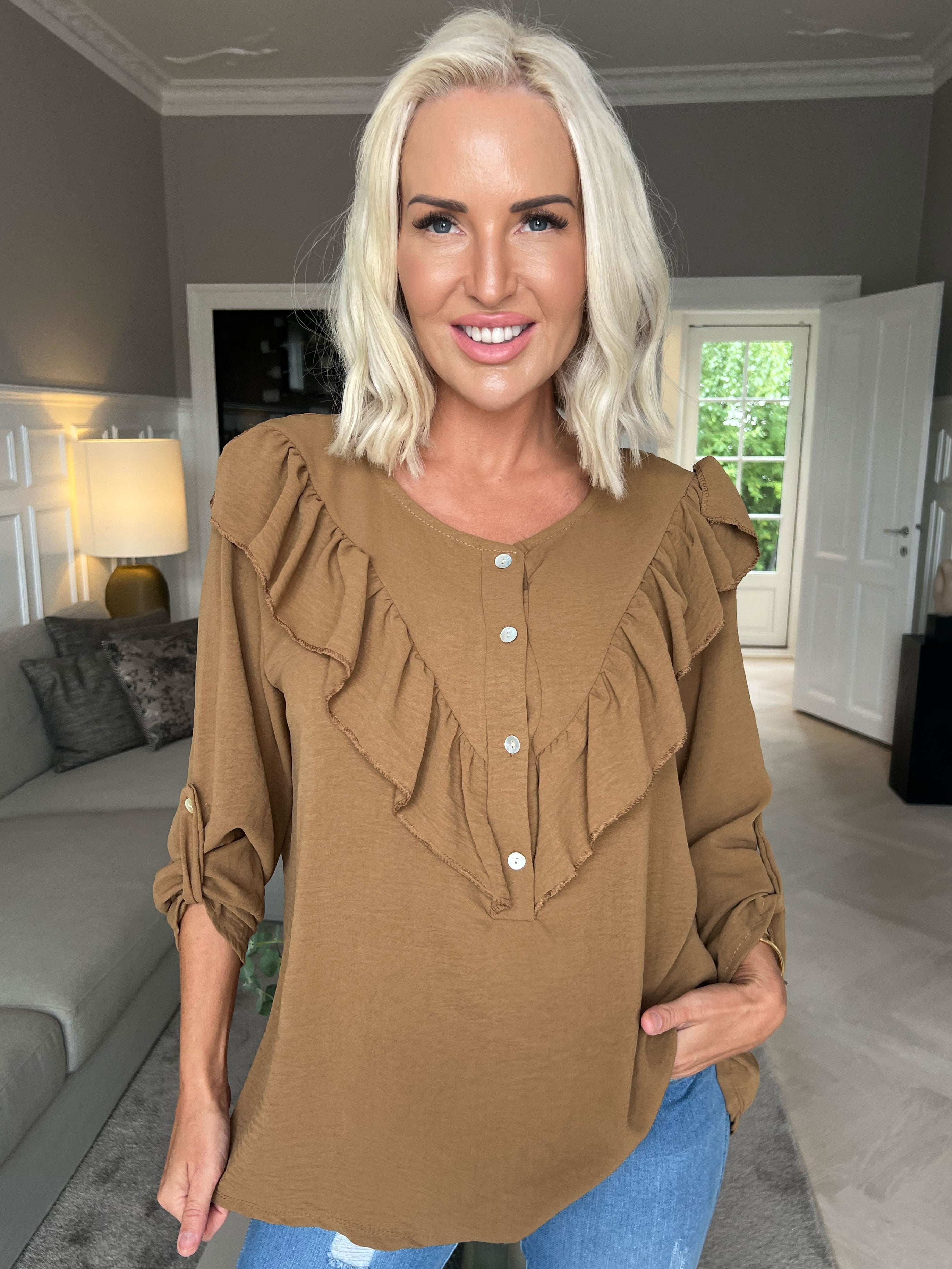 Nicola - Sød bluse med flæser og knapper